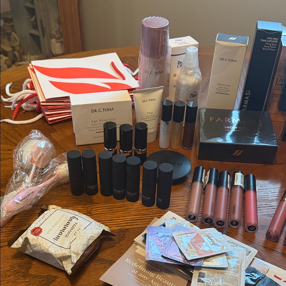 Farmasi Makeup Collection - Lipsticks, Foundations, and More - Picture 2 of 9
